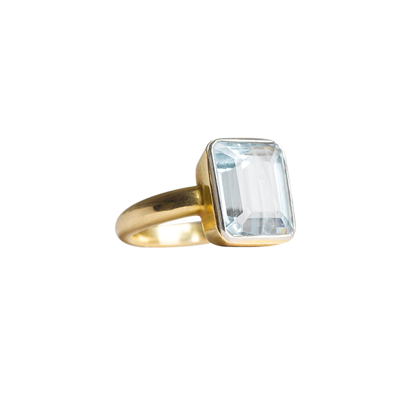 Elegant natural Blue Topaz Ring in 18K Yellow Gold